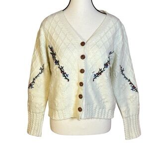 Vintage White Knit Cardigan Floral Embroidery Women’s Size Medium Cottagecore